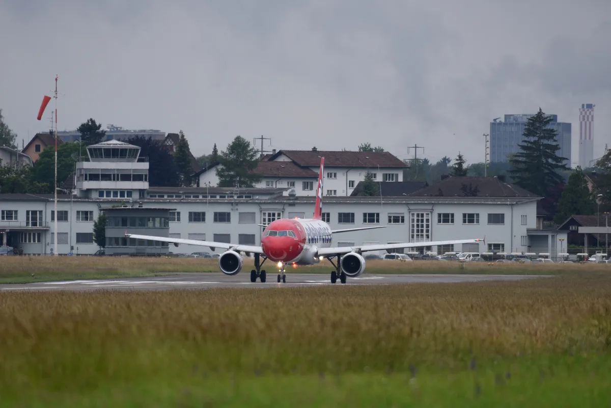 verschiebung_a320_von_duebendorf_nach_zuerich_001 Das erste Flugzeug der Edelweiss-Air startete heute Morgen vom Flugplatz Dübendorf. Weitere sollen folgen., Aufgrund der Corona-Krise hat sich die Fluggesellschaft entschlossen, einen Teil ihrer Flotte abzustellen., Nun sollen die Flugzeuge sukzessiv zum Flughafen Zürich gebracht werden., In Dübendorf wurden die Flieger während der Zeit gepflegt, damit sie keine Standschäden erleiden.