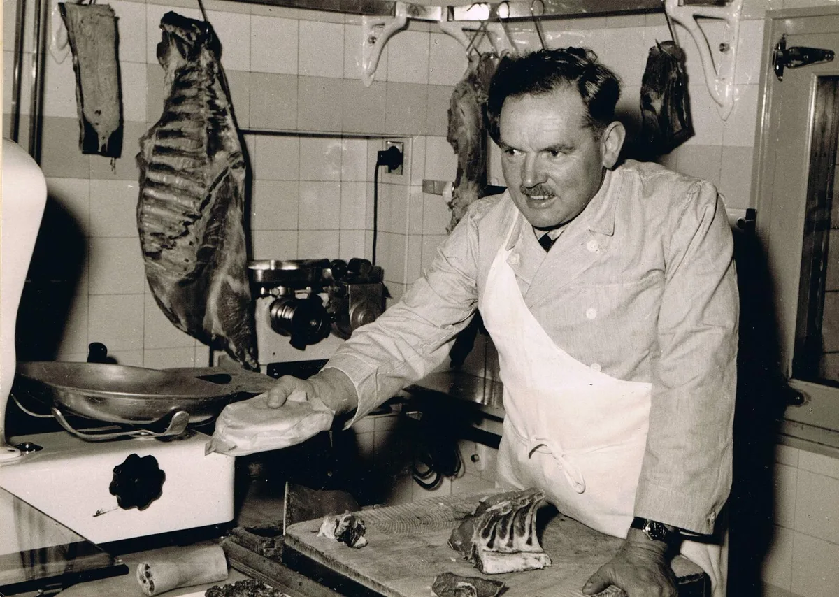 1960er_rudolf_ott_2_2 Rudolf Ott aus Turbenthal war nicht nur Metzgermeister,…, … sondern auch Kantons- und Nationalrat., Rudolf Ott (Mitte) mit dem damaligen Zürcher Regierungsrat Ernst Brugger (links) und Paul Manz, dem Gemeindeschreiber von Wila., Rudolf Ott (links aussen) 1924 im Militär., Rudolf Ott mit seiner Familie vor der Metzgerei an der Tösstalsrasse in Turbental. Das Foto entstand 1906.
