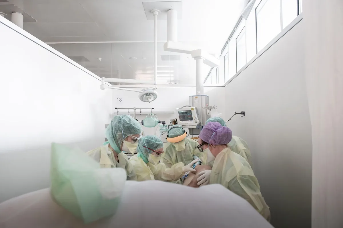 376aaemdarv9fypqtzirhz Pflegepersonal und Ärzte des Spitals La Carita in Locarno während der ersten Pandemiewelle.