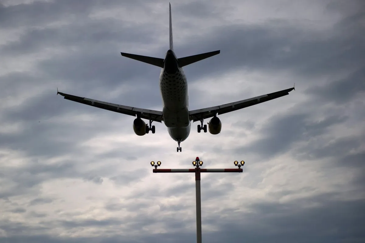 ew5nd62jkqt8johr3s68tl Das Parlament hat für Passagierflüge eine Ticketabgabe beschlossen: Eine Maschine im Landeanflug auf den Flughafen Kloten.