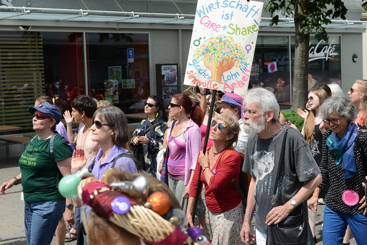 bu-uster_frauenstreik_14062019_jam1 Ein Jahr ist der Frauenstreiktag in Uster nun her., Mit dabei waren auch Vertreter der Exekutive (von links): Barbara Thalmann (SP), Petra Bättig (FDP) und Patricia Bernet (SP) , Etwa 300 Personen machten am 14. Juni 2019 am Frauenstreik in Uster mit.