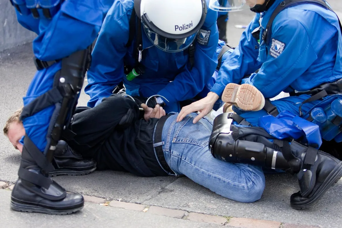 f9nrn5vdqqqbuzqke2s5et Kriegt man so noch Luft? Beamte der Stadtpolizei Zürich bei einer Übung im Jahr 2008.