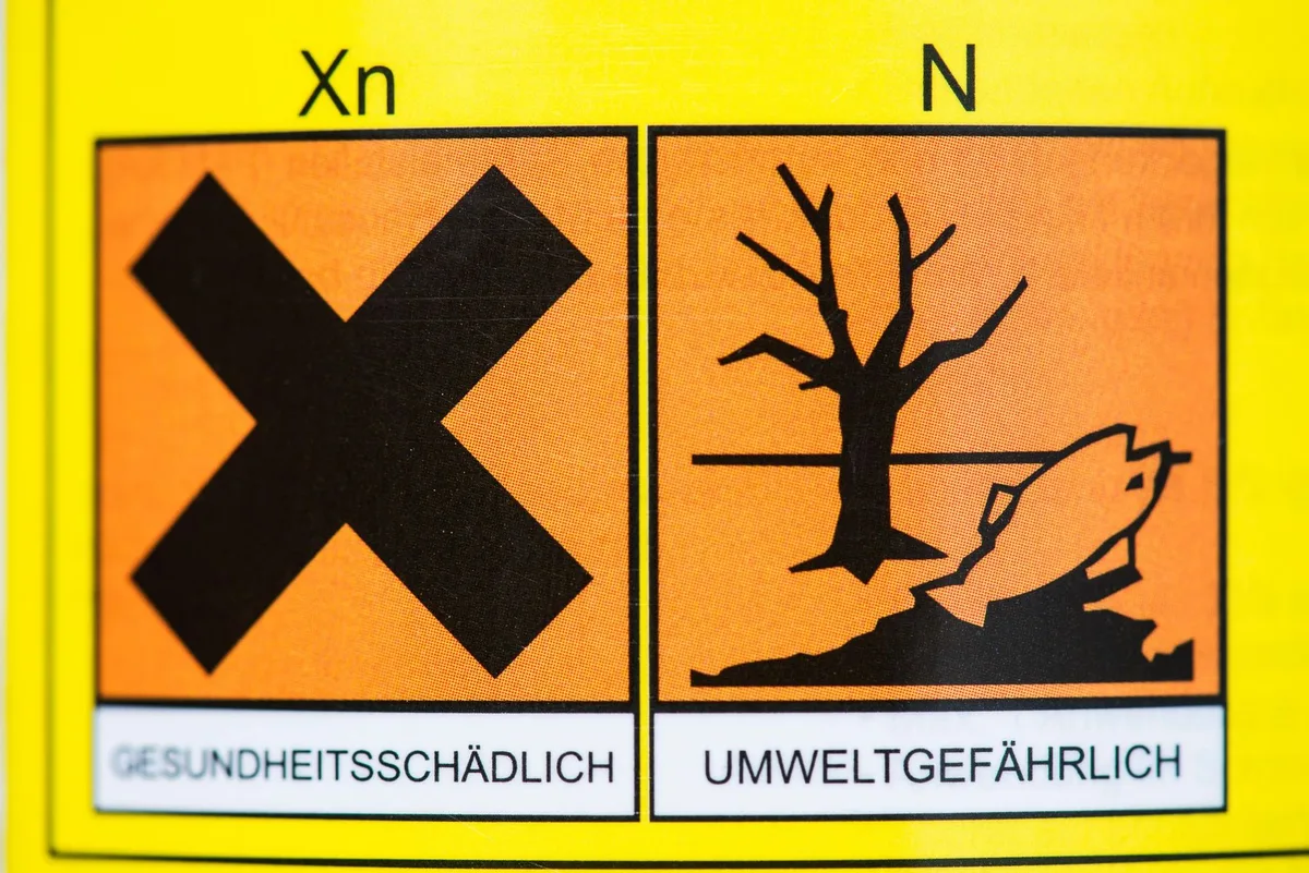 e2gnrhvbai_b7snce96a0v Warnlabel bei Unkrautvernichtungsmittel mit Glyphosat.
