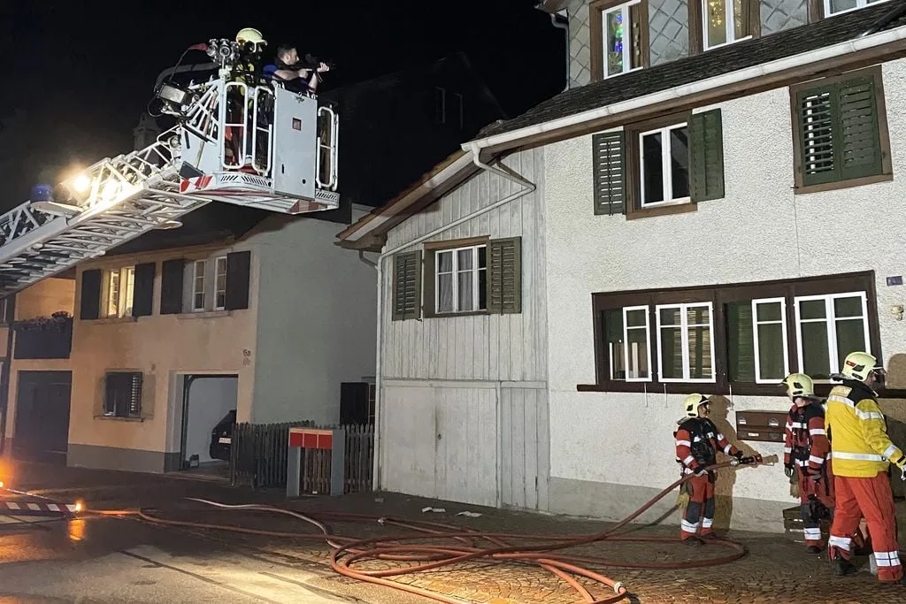 104493650_2775362902729121_7028903737163507414_o Die Polizeimeldung war missverständlich. Gebrannt hatte es an der Schützengasse, in einer privaten Liegenschaft., Der temporäre Wohnbau für Asylsuchende ist unversehrt, sorgt aber trotzdem für Gesprächsstoff., Die Kommentarspalte auf Facebook lief heiss. , Der Bau des temporären Wohnblocks kam nicht bei allen Fehraltorfern gut an.
