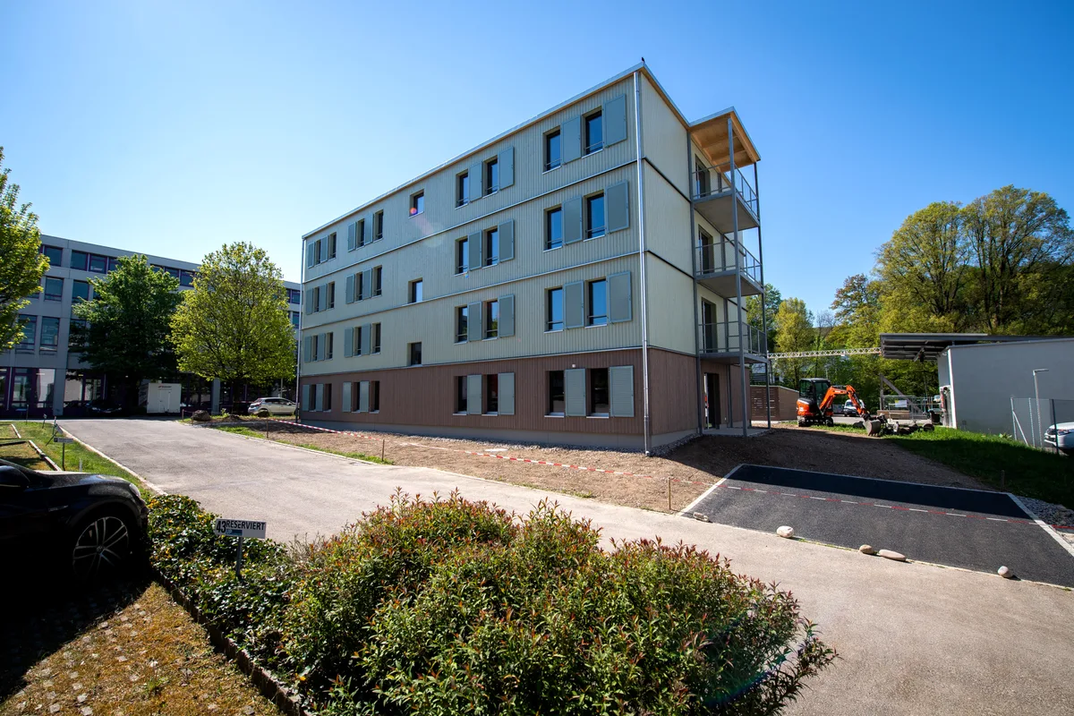 fehraltorf_23042020_asylunterkunft_sbo_4 Der temporäre Wohnbau im Undermüli-Quartier ist endlich fertig. Die erste Familie zieht kommende Woche ein.