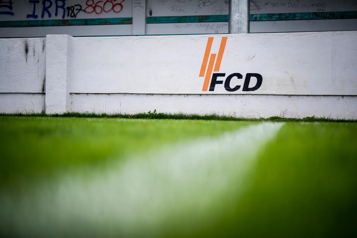 Auch die Markierung auf dem Spielfeld kostet Geld., FCD-Präsident Markus Herzog sagt: «Ohne das Geld hätten wir einen Konkurs wohl kaum abwenden können.»