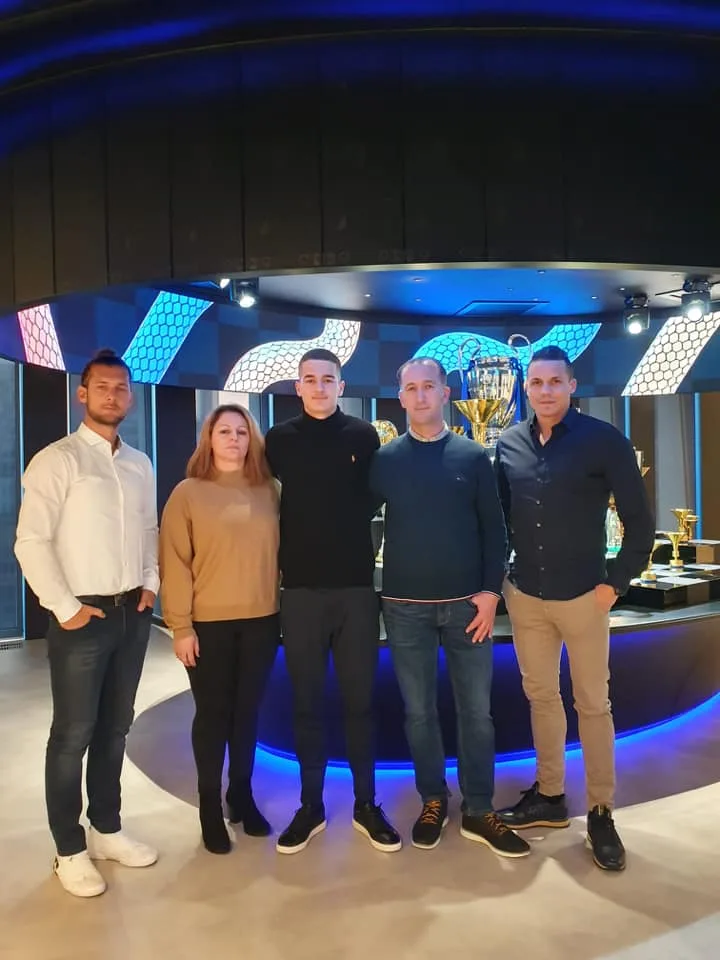 82715577_1506106866205068_3348786928404135936_n Andi Hoti mit seinen Eltern und den Beratern Philipp Degen und Baykal Bellusci in Mailand.