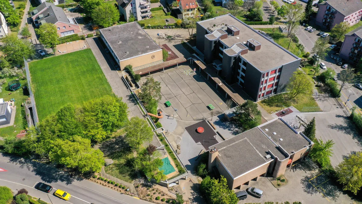 pfaeffikon_18042020_drohnenbilder3_sbo_3 An der Gemeindeversammlung sorgte die Schule Pfäffikon – im Bild das Schulhaus Steinacker – für Gesprächsstoff., Auch Schulpräsident Hanspeter Hugentobler äusserte sich zur Situation.