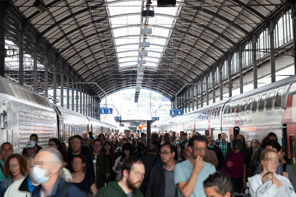 2kfztyxa40d8he5ponqygt Ein Pendlerstrom am Bahnhof in Luzern: Kaum jemand trägt zu Stosszeiten eine Maske.