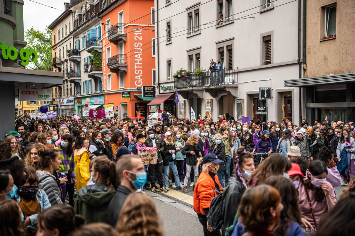 _tom6440 Frauenstreik-Demo in Zürich: Bei so vielen Menschen auf engem Raum sind die Corona-Empfehlungen kaum einzuhalten.