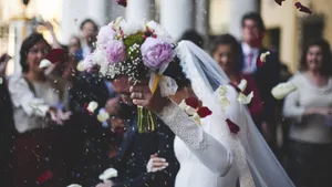 bloom-1836315 Viele Brautpaare haben ihre Hochzeit verschoben, andere müssen umdisponieren. , Ein etwas anderes Trauzimmer: Nun wird in Pfäffikon auch auf der Rex-Bühne geheiratet.