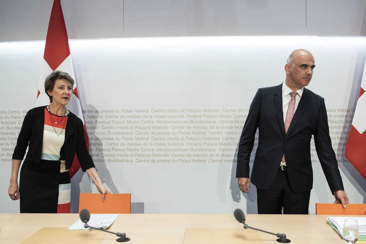 20200619154011300_2 Der Bundesrat hat am Freitag die «ausserordentliche Lage» beendet., Ab Montag gelten neue Abstandsregeln. Auch sind Veranstaltungen bis zu 1000 Personen wieder erlaubt., Gesundheitsminister Alain Berset setzt auf Eigenverantwortung. Die Empfehlung zu Homeoffice wird aufgehoben., Gemäss Simonetta Sommaruga hat der Bundesrat einen Mittelweg gewählt.