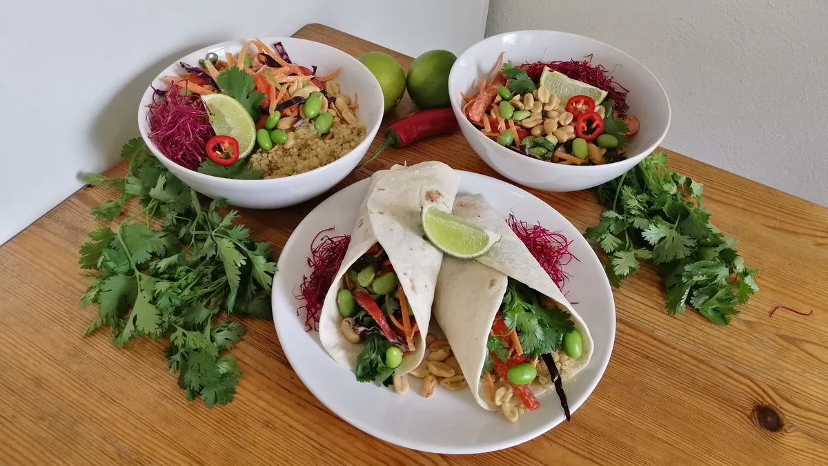 crunchythai2 Ein Salat, drei Variationen: Als kalter Salat, warm mit Quinoa oder eingerollt als Wrap.
