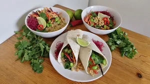crunchythai2 Ein Salat, drei Variationen: Als kalter Salat, warm mit Quinoa oder eingerollt als Wrap.