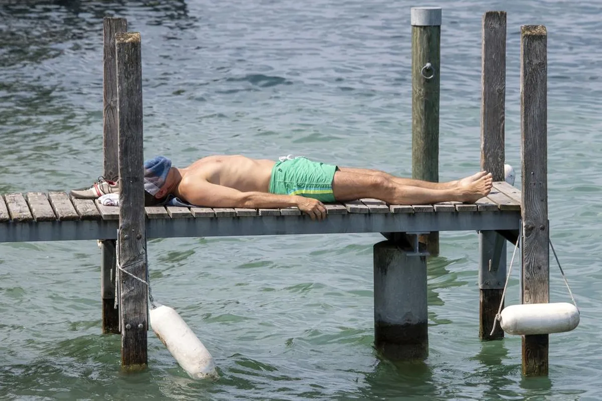 f62firi84uwand97hes8zm Bereit für den Sommer: Ein Mann sonnt sich am Zürichsee