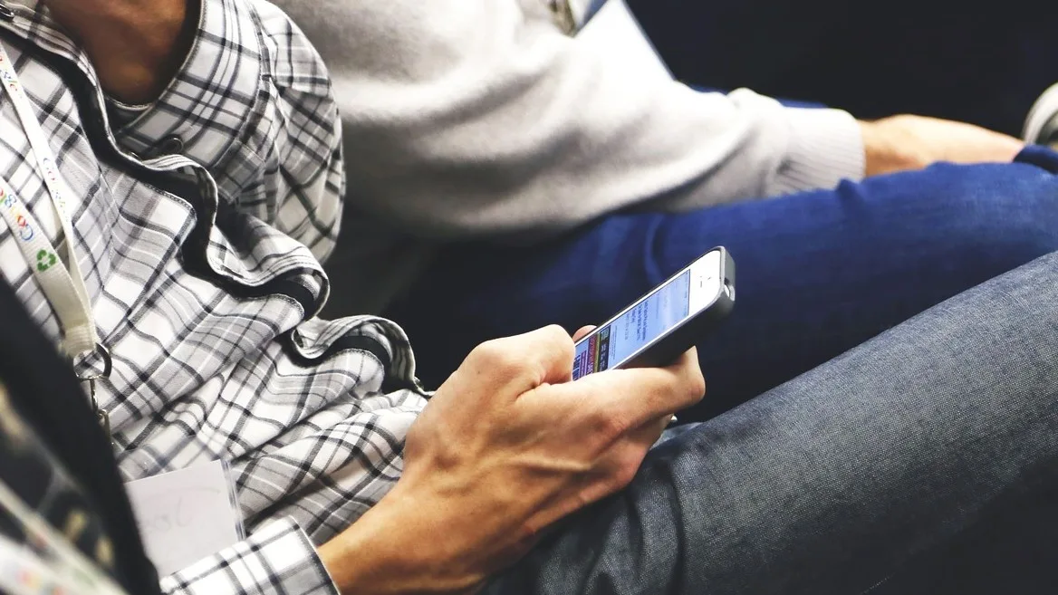 smartphone-593321_1920 In den Fernverkehrszügen können SBB-Passagiere mit einer Schweizer SIM-Card bald gratis im Internet surfen.