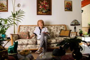 duebendorf_22062020_wohnunggefunden_sbo_2_preview Hat sich bereits wieder häuslich eingerichtet: Josy Hofmann in ihrer neuen Wohnung. , Josy Hofmann geniesst ihren Gartensitzplatz. Nur die vielen Schnecken ärgern sie. , Hier musste Josy Hofmann ausziehen, das Haus wird jetzt abgerissen.