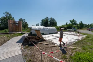 uster_23062020_ausgrabungen_crm_13 Derzeit graben Archäologen im Fällander Gebiet Stocklen prähistorische Funde aus., Die Wissenschaftler haben hier viele prähistorische Stücke gefunden. , An dieser Stelle war einst der Strand des Greifensees. Im Laufe der Jahre hat sich das Seeufer hunderte Meter zurückgezogen., Für die Ausgrabungen benutzen die Archäologen feines Werkzeug., Alle Fundstücke werden in Druckverschlussbeutel aufbewahrt und dokumentiert., Anna Kienholz ist die Projektleiterin der Ausgrabung in Fällanden. Das Team wechselt sich bei den Ausgrabungsarbeiten ab., Anna Kienholz zeigt eine Klinge, die die Steinzeitmenschen benutzten., Bei den Arbeiten dokumentieren die Archäologen ihre Funde akribisch.