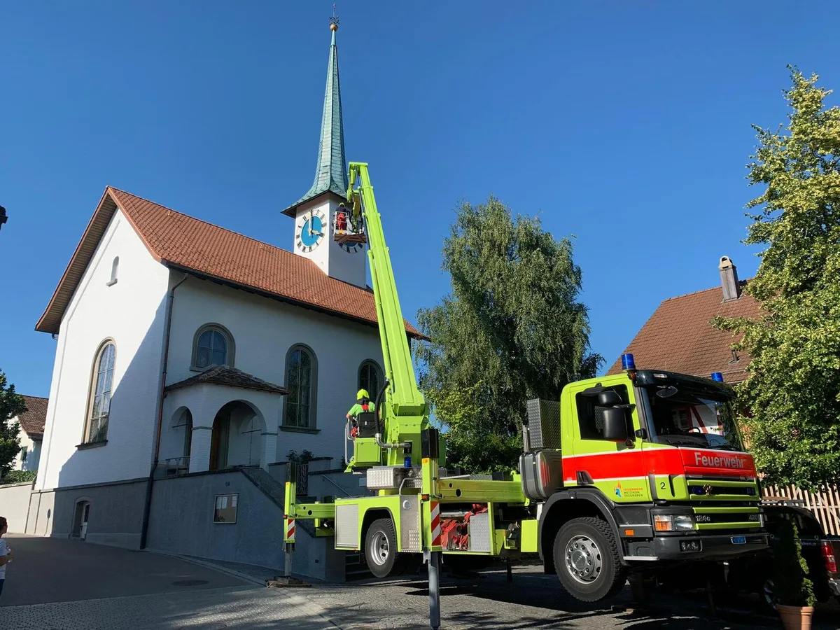 kirchenuhr_seegraeben Mit einem Hubretter hat die Feuerwehr Wetzikon-Seegräben den gelösten Zeiger repariert.