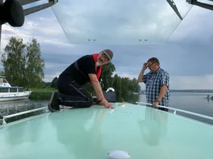 img_5376 Auftakt zum Versuch: Zuerst platziert Hans Jakob Sommerauer (links) sein Testgerät auf dem Vorderdach der «Heimat»., Gezogen von der «Stadt Uster» (im Hintergrund) soll die «Heimat» dann über den See gleiten., Während die «Heimat» für die Testfahrt vorbereitet wird, muss die «David Herrliberger» als Kursschiff einspringen. , Mit diesem Seil soll die «Heimat» geschleppt werden., Und mit dieser Zugwaage wird der Schub gemessen., Die Installationen sind gemacht. Es bleibt noch Zeit für eine kurze Pause., Die «Heimat» legt ab, um sich mitten auf dem See mit der «Stadt Uster» zu treffen. , Braut sich über der «Heimat» Unheil zusammen? , Die «Stadt Uster» steuert auf die «Heimat» zu. , Hans-Peter Koller, Kapitän der «Stadt Uster» steuert sein Schiff zur «Heimat» bei., Die Schleppleine wird auf der «Heimat» übernommen. , Hans-Petter Koller beobachtet die «Heimat», die in Schlepptau genommen wird., Wie ein «Delphin» gleitet die «Heimat» über den Greifensee. , Die 87 Jahre alte «Heimat» verfügt über einen schlanken Rumpf., Nach bestandenem Test fährt die «Heimat» neben der «Stadt Uster» zurück nach Maur.