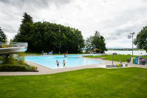 oberland_06062020_badirepo_sbo_21 Ab sofort sind wieder mehr als 250 Gäste im Dorfbad Uster zugelassen., Auch im Hallenbad fiel die 300-Personen-Grenze., An den Eingängen werden die Besucher nicht mehr gezählt.
