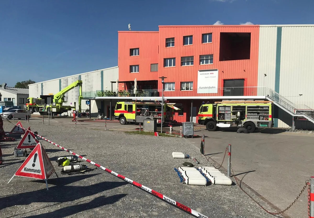 kpz_190523_wetzikon Aussen hinterliess der Brand im Eishallen-Nebengebäude fast keine Spuren, aber im Innern entstand hoher Schaden.