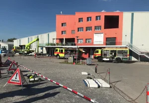 kpz_190523_wetzikon Aussen hinterliess der Brand im Eishallen-Nebengebäude fast keine Spuren, aber im Innern entstand hoher Schaden.