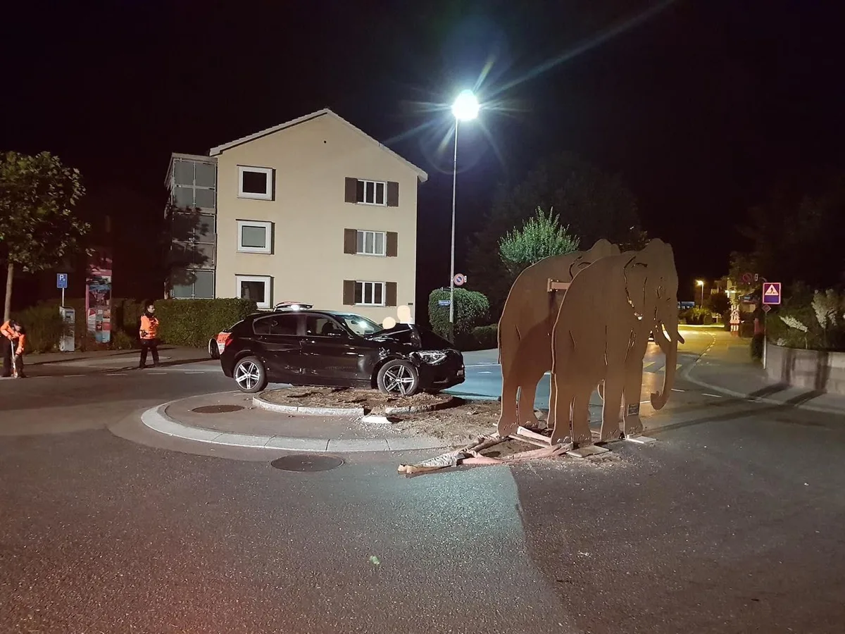 0xz1dscskko92-44oodxxz Das Auto war stärker als der Elefant und hat ihn vom Kreisel gestossen.
