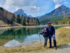 wandern_obersee Eine Gemeindeschreiber hat auch mal frei: Philippe Sturzenegger mit Frau Orsolya beim Wandern am Obersee im Glarnerland., Philippe Sturzenegger will nicht gleich alles umkrempeln. Klare Vorstellungen von einer guten Verwaltung hat er aber schon.