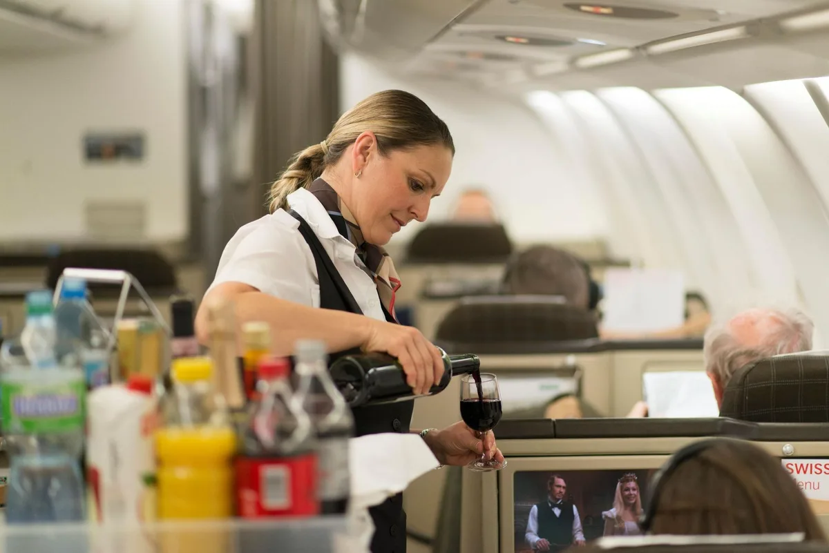 Darf es ein bisschen mehr sein? Swiss-Flugbegleiterinnen erhalten bei einer Kündigung einen Geldbetrag.