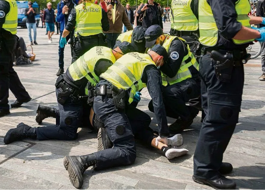 fsdfhwrthcxv «Physische Kraftanwendung» sei manchmal nötig, sagen Polizeigewerkschafter: Polizisten drücken einen Mann zu Boden.
