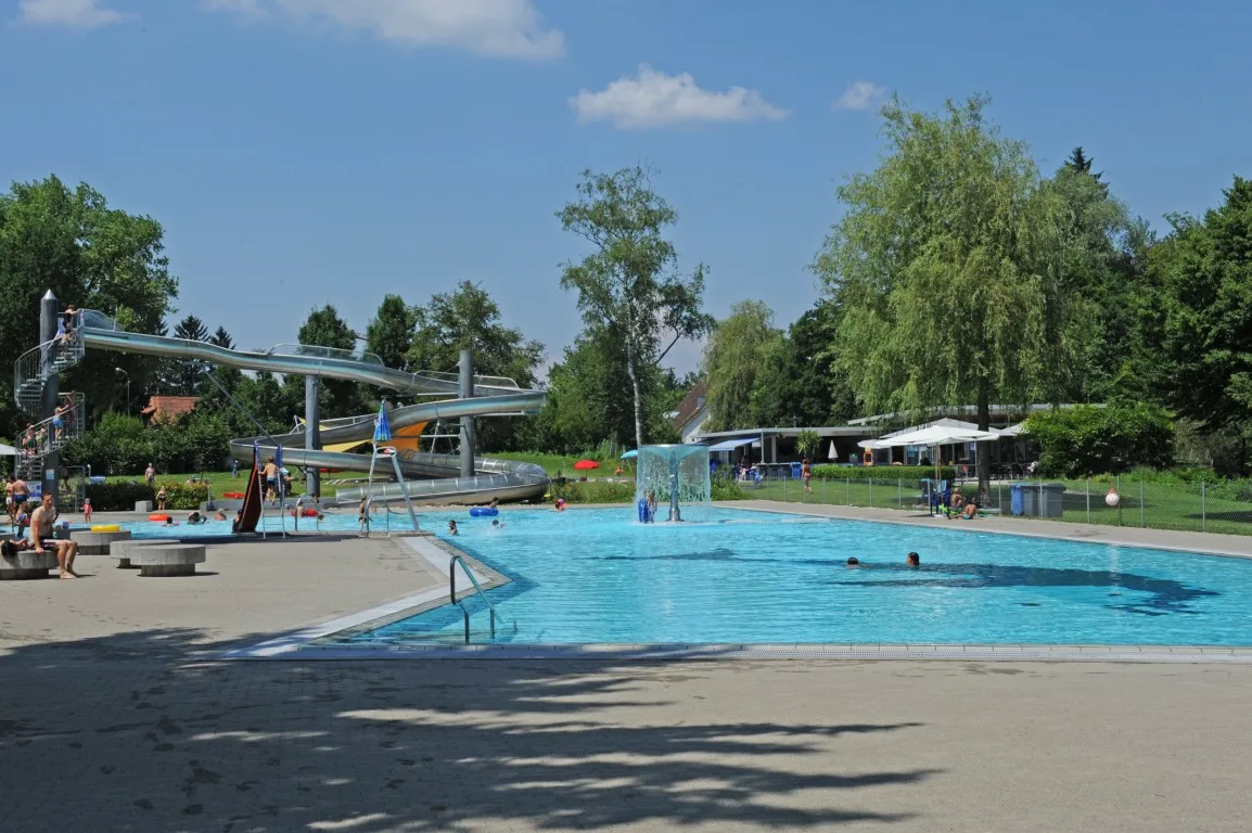 bad_duebendorf_98-07-13_009_1280x768 Die Dübendorfer Sportanlagen wurden von Corona hart getroffen. Sie erhalten nun finanzielle Unterstützung von der Stadt.