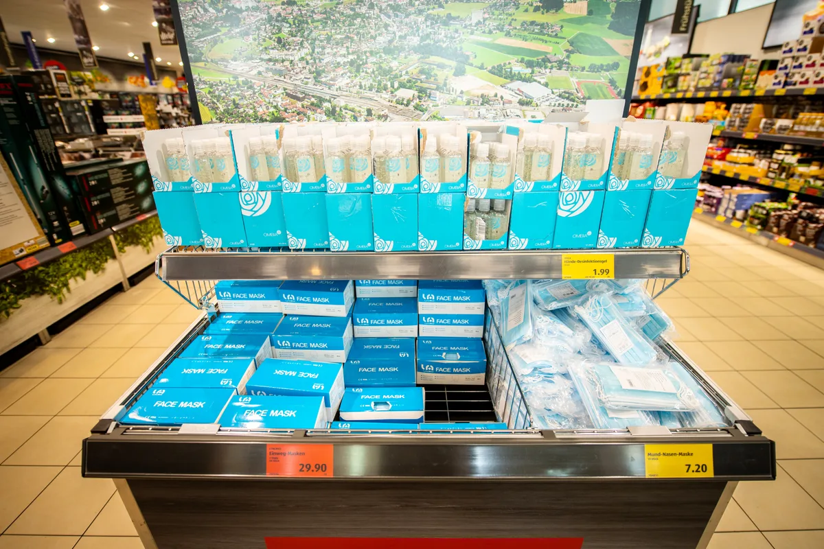 Dreilagig, mit Gummi und relativ günstig. Die Aldi-Masken sind bei den Kunden beliebt., Eine Aldi-Kundin in Wetzikon hat zugeschlagen., Trotz stolzem Preis ist das Regal im Migrolino in Kempten praktisch leer., Miriam Vieli-Goll aus Uster nähr selbst Masken und wurde auch mit Aufträgen überhäuft., Die VZO bleiben dabei: Jeder Bus wird jede Nacht desinfiziert.