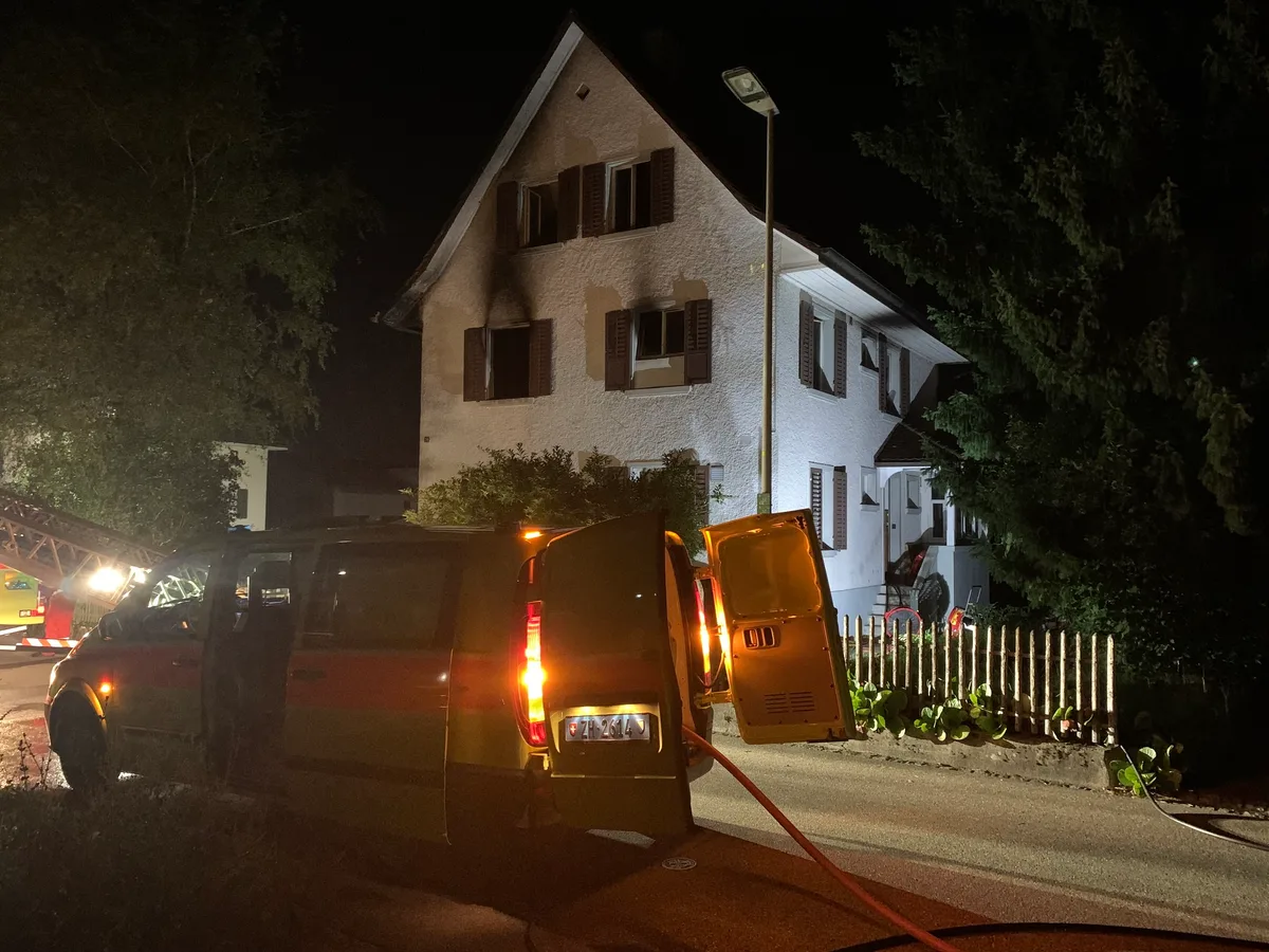 200705_wallisellen Das Feuer brach im ersten Stockwerk des Gebäudes aus.