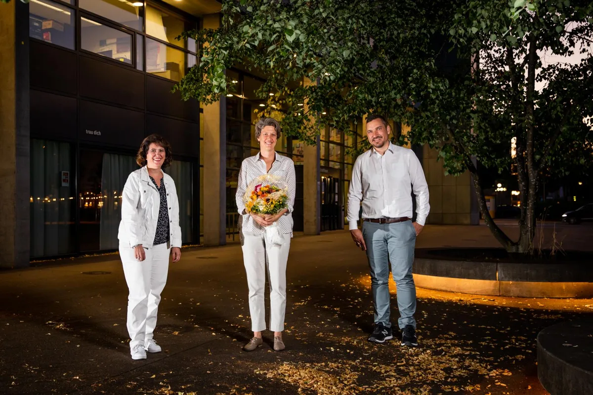Gruppenbild mit Corona-Abstand: Die neue Ratspräsidentin Flavia Sutter (Mitte) mit Ivo Hasler und Cornelia Schwarz.
