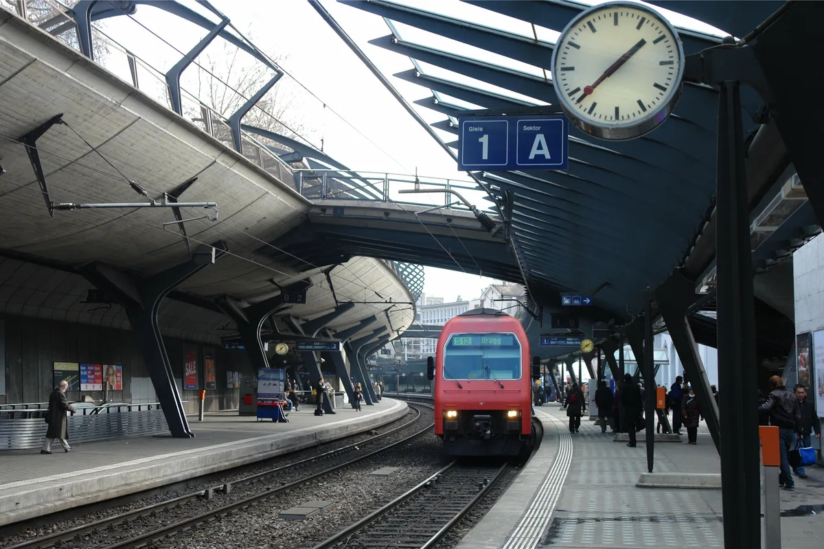 Verspätungen sind ein Ärgernis: Die SBB wollen sich verbessern und ändern zudem die Messmethode. (Foto: Keystone)