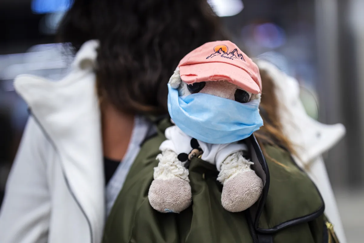 20200702231441149 Sicherheit geht vor – ohne Maske gibt es keinen Zutritt in Schweizer Züge und Busse. , Auf selbst genähte Masken sollte dabei eigentlich verzichtet werden. , Das Bundesamt für Gesundheit empfiehlt das Tragen von ausschliesslich Hygienemasken und industriell gefertigte Masken.