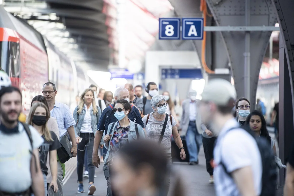 Die Menschen tragen auch am Bahnhof Schutzmasken. Doch Messungen ergeben ein anderes Bild. (Foto: Keystone)
