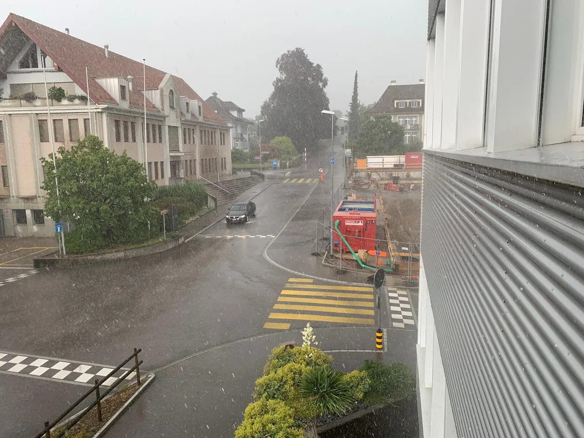 img_5643 Dicke Hagelkörner prasselten vom Wetziker Himmel.