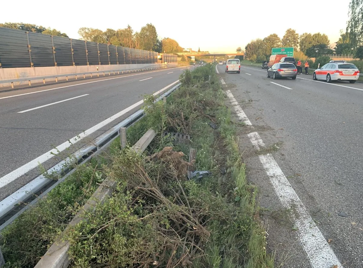 unfall_a15 Der 40-jährige Lenker geriet ins Schleudern und prallte in eine Leitplanke. Beim Fahrzeug entstand Totalschaden., Nach einem Unfall auf der A15 Richtung Uster hat sich ein Lenker verletzt. Die Polizei sucht Personen, die Unfall gesehen haben.
