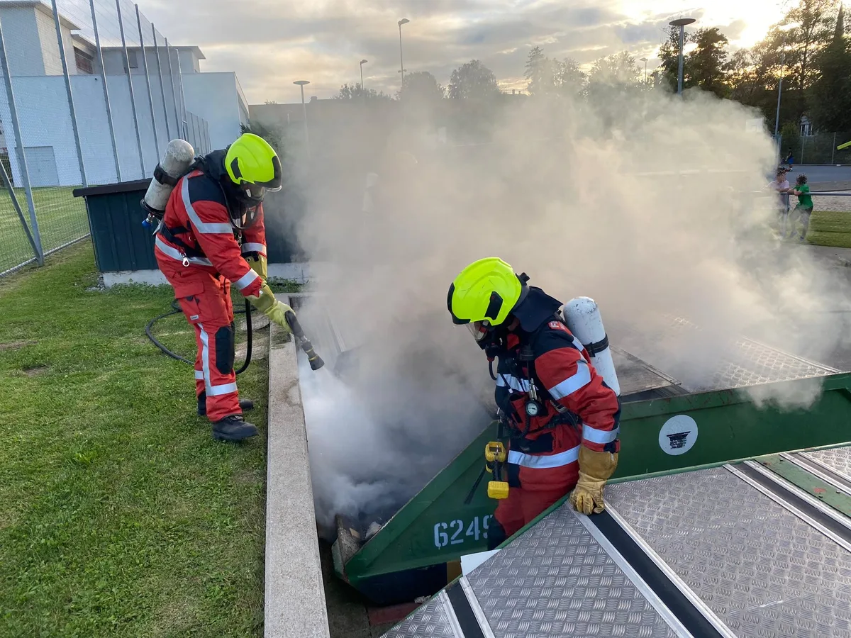 brandmulde Mitglieder der Feuerwehr Wetzikon-Seegräben löschen die in Brand geratene Abfallmulde an der Eggstrasse.