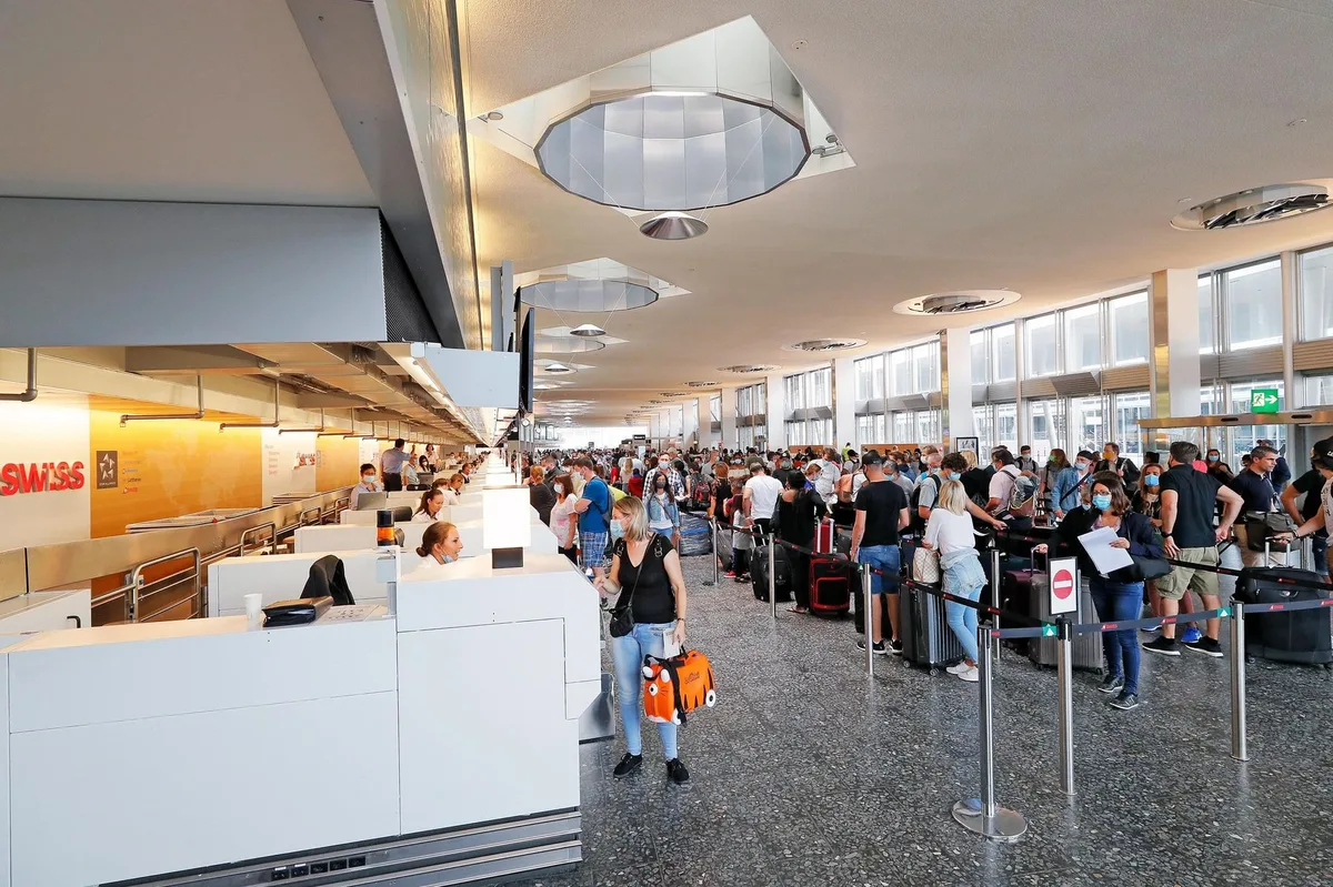 5ilurycgqx0amh-wsei7bd Der Sommerferienbeginn beschert dem Flughafen seit längerer Zeit wieder einmal richtige Warteschlangen.