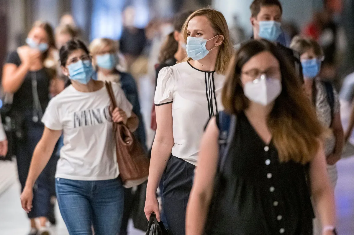 1006uwkmqxm8v7lska3kux Im öffentlichen Raum empfohlen, im ÖV seit neuestem Pflicht: Schutzmasken.