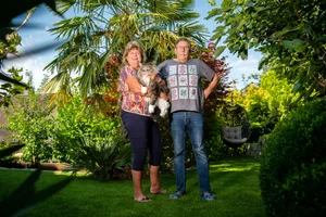 uster_14072020_gartenserie_sbo_8 Henny und Roland Burkhart mit Kater sind – wenn immer möglich – in ihrem Garten in Uster., Die Lounge ist für sie zur Stube geworden., Hier essen die beiden – auch mal im Winter., Im Wintergarten können die Pflanzen während der kälteren Zeiten einquartiert werden., Der Rasen ist mustergültig geschnitten und auch die Pflanzen werden professionell zu recht gechnitten., Ein Brunnen sorgt für zusätzliche Atmosphäre., Heuer bleiben die Burkharts zuhause und verzichten auf Ferien in Ibiza.