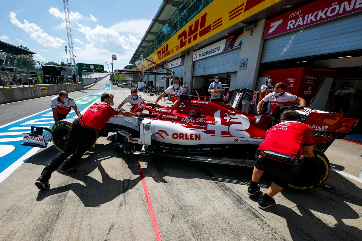 2020_styrian_grand_prix_-_friday Mechaniker schieben Kimi Räikkönens Auto in die Garage.