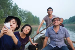5871207 Um sein Leben und seine Arbeit in China zu verarbeiten, reiste Pascal Nufer noch einmal zurück nach Asien. , Nun hatte er endlich die Zeit, sich den Themen abseits von Politik und Wirtschaft zu widmen., Die Reise führte ihn unter anderem zu Musikveranstaltungen..., ... und einmal quer über den Himalaya. , Diese Überquerung war ein lange gehegter Traum von ihm. , Auch der Besuch bei seinen früheren Angestellten durfte nicht fehlen.