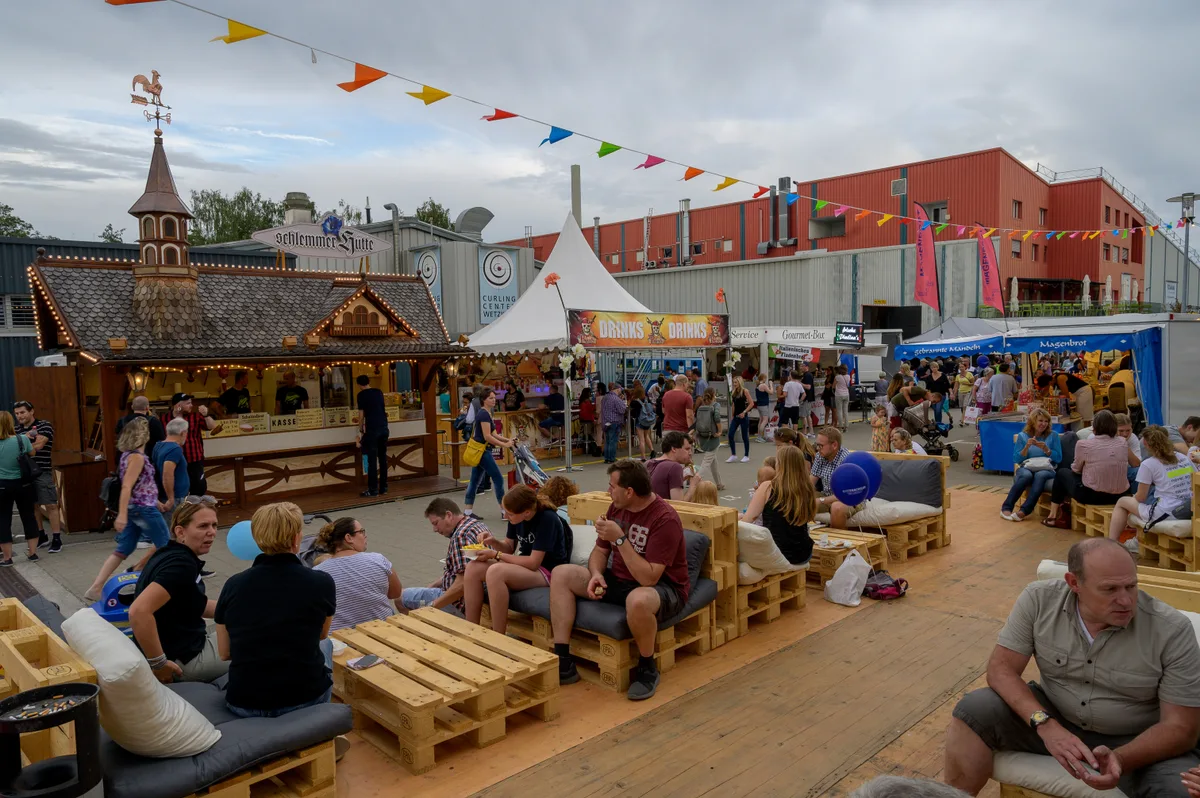 Im September findet rund um die Eishalle ein Outdoorfestival statt.