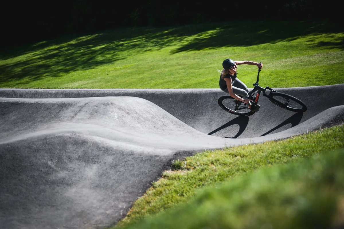 Gemäss dem Sportamt fördert Pumptrackfahren die Koordination und das Gleichgewicht. Im Bild eine Anlage in Magglingen., Wenn es nach Janine Bonadimann geht ..., ... soll den Kindern und Jugendlichen auch in Hinwil bald ein Pumptrack zur Verfügung stehen., Bis jetzt haben 411 Personen die Online-Petition unterschrieben, mit der sie sich für den Bau eines solchen in Hinwil einsetzt., Die dreifache Mutter und Co-Schulleiterin schlägt vor, den Pumptrack im Zuge des Bauprojekts auf dem Hüssenbüel zu prüfen.
