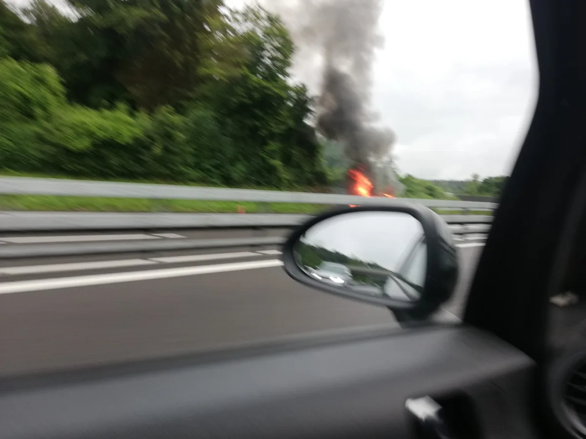 Ein Leserreporter hat das brennende Auto auf der A1 fotografiert.