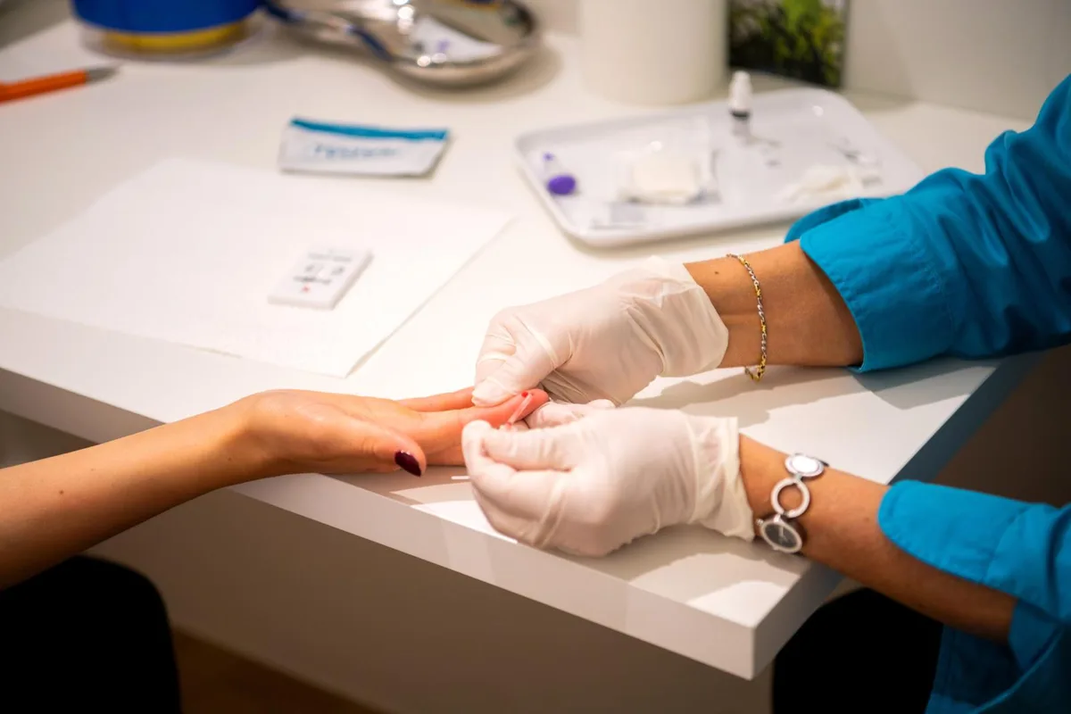 Mithilfe von Antikörper-Bluttests können Fachleute die Sars-CoV-2-Durchseuchungsrate einer Bevölkerungsgruppe bestimmen.
